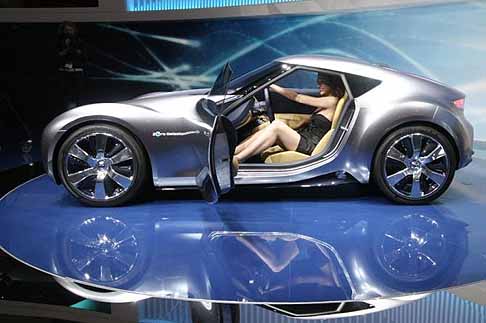 Nissan - Nissan Esflow concept car con hostess alla guida